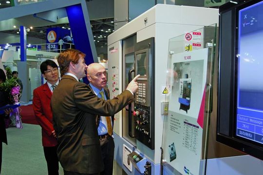 Korea ist der fünftgrößte Markt für Werkzeugmaschinen weltweit. Während die deutschen Anbieter sich dort gut behaupten, verstärken lokale Unternehmen wie Doosan Infracore massiv ihre Exportbemühungen. Bild: Doosan Infracore Korea ist der fünftgrößte Markt für Werkzeugmaschinen weltweit. Während die deutschen Anbieter sich dort gut behaupten, verstärken lokale Unternehmen wie Doosan Infracore massiv ihre Exportbemühungen. Bild: Doosan Infracore
