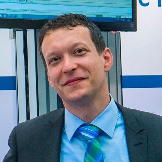 Experte für Digitalisierung: Dr. Christian Brehm ist bei Seepex als Produktmanager für die Produktgruppe Digital Solutions zuständig. Basierend auf dem Austausch mit internationalen Kunden definiert er die neuen Produkte und sorgt für die kontinuierliche Weiterentwicklung der Lösungen. Durch seine Mitarbeit in Arbeitsgruppen und die Zusammenarbeit mit anderen Firmen setzt er sich auch für die Standardisierung der Industrie 4.0-Schnittstellen für Pumpen ein. Experte für Digitalisierung: Dr. Christian Brehm ist bei Seepex als Produktmanager für die Produktgruppe Digital Solutions zuständig. Basierend auf dem Austausch mit internationalen Kunden definiert er die neuen Produkte und sorgt für die kontinuierliche Weiterentwicklung der Lösungen. Durch seine Mitarbeit in Arbeitsgruppen und die Zusammenarbeit mit anderen Firmen setzt er sich auch für die Standardisierung der Industrie 4.0-Schnittstellen für Pumpen ein.