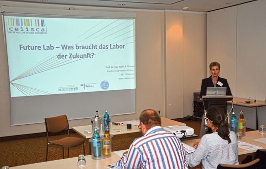 Prof. Kerstin Thurow von der Universität Rostock zeigt, was heute schon mit Laborrobotern möglich ist. Prof. Kerstin Thurow von der Universität Rostock zeigt, was heute schon mit Laborrobotern möglich ist.