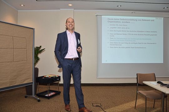 Prof. Dr. Wolfgang Appel von der Hochschule für Technik und Wirtschaft des Saarlandes referiert über Beidhändigkeit in der Unternehmensführung. Prof. Dr. Wolfgang Appel von der Hochschule für Technik und Wirtschaft des Saarlandes referiert über Beidhändigkeit in der Unternehmensführung.