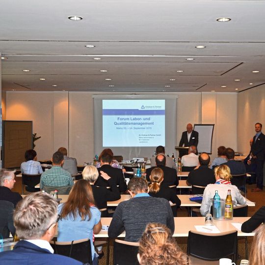 Beim Forum Labor- und Qualitätsmanagement von Klinkner und Partner treffen sich Entscheider zur Weiterbildung und zum Erfahrungsaustausch. Beim Forum Labor- und Qualitätsmanagement von Klinkner und Partner treffen sich Entscheider zur Weiterbildung und zum Erfahrungsaustausch.