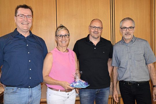 Geehrt und ausgezeichnet: Martin Langenecker (Vorstandsmitglied), Beatrice und Sven Wangler (Autohaus Deusch) sowie Uwe Ringwald (Obermeister). Geehrt und ausgezeichnet: Martin Langenecker (Vorstandsmitglied), Beatrice und Sven Wangler (Autohaus Deusch) sowie Uwe Ringwald (Obermeister).