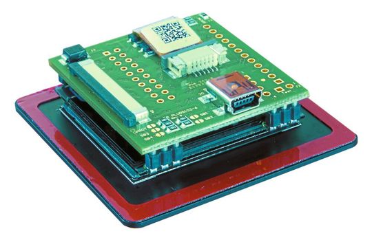 Bei der Ansicht von hinten erkennt man den Mini-USB-Anschluss sowie analoge und digitale Ein- und Ausgänge.