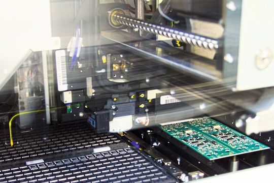 SMD-Fertigung: Datenformate, Prozesse und technische Parameter der Serienmaschinen unterscheiden sich grundlegend vom traditionellen Prototypenbau. Die späteren Anpassungen führen zu einem zusätzlichen Aufwand und oft zu unnötigen Verzögerungen. SMD-Fertigung: Datenformate, Prozesse und technische Parameter der Serienmaschinen unterscheiden sich grundlegend vom traditionellen Prototypenbau. Die späteren Anpassungen führen zu einem zusätzlichen Aufwand und oft zu unnötigen Verzögerungen.