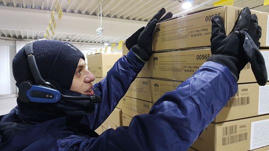 Dank „Pick-by-Voice“ haben die Mitarbeiter in der Kommissionierung immer beide Hände frei. Dank „Pick-by-Voice“ haben die Mitarbeiter in der Kommissionierung immer beide Hände frei.