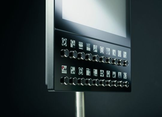 Bis zu 126 E-Paper mit einer Größe von je 1,54 Zoll aus Glassubstrat arbeitet Kundisch in die Maschinensteuerungen ein, die jeweils einzeln verdrahtet und mit unterschiedlichen Funktionen belegt sind. Bis zu 126 E-Paper mit einer Größe von je 1,54 Zoll aus Glassubstrat arbeitet Kundisch in die Maschinensteuerungen ein, die jeweils einzeln verdrahtet und mit unterschiedlichen Funktionen belegt sind.