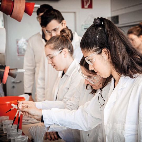 Spannende Experimente machen MINT-Berufe interessant. Spannende Experimente machen MINT-Berufe interessant.