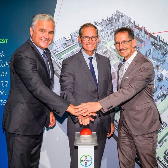 Von links nach rechts: Stefan Oelrich, Vorstandsmitglied von Bayer und Leiter Pharmaceuticals, der Regierende Bürgermeister von Berlin, Michael Müller und Wolfram Carius, Leiter Pharmaceuticals Product Supply von Bayer leiten den Baustart der robotisierten Produktionsanlage bei Bayer ein. Von links nach rechts: Stefan Oelrich, Vorstandsmitglied von Bayer und Leiter Pharmaceuticals, der Regierende Bürgermeister von Berlin, Michael Müller und Wolfram Carius, Leiter Pharmaceuticals Product Supply von Bayer leiten den Baustart der robotisierten Produktionsanlage bei Bayer ein.