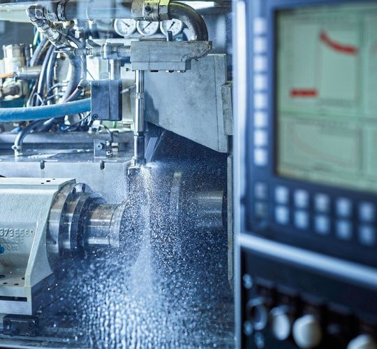 Tyrolit legt in der kommenden EMO-Hannover-Ausgabe den Schwerpunkt auf die digitale Unterstützung von Schleifprozessen. Unter anderem mit Toolscope, das jetzt einen Zerspanungsvolumen-Monitor für die Schleifscheiben-Echtzeitkontrolle beinhaltet. Halle 11 am Stand D06. Tyrolit legt in der kommenden EMO-Hannover-Ausgabe den Schwerpunkt auf die digitale Unterstützung von Schleifprozessen. Unter anderem mit Toolscope, das jetzt einen Zerspanungsvolumen-Monitor für die Schleifscheiben-Echtzeitkontrolle beinhaltet. Halle 11 am Stand D06.