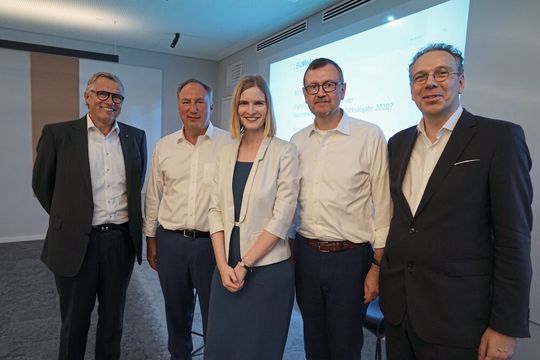 Die Medizintechnik-Experten des BV-Med-Digital-Talks 2019: Dr. Manfred W. Elff (Mitglied der Geschäftsführung, Biotronik, Berlin), Prof. Dr. Jörg Debatin, Natalie Gladkov, Prof. Dr. Dr. Christian Dierks und Dr. Marc-Pierre Möll (v.l.n.r.). Die Medizintechnik-Experten des BV-Med-Digital-Talks 2019: Dr. Manfred W. Elff (Mitglied der Geschäftsführung, Biotronik, Berlin), Prof. Dr. Jörg Debatin, Natalie Gladkov, Prof. Dr. Dr. Christian Dierks und Dr. Marc-Pierre Möll (v.l.n.r.).