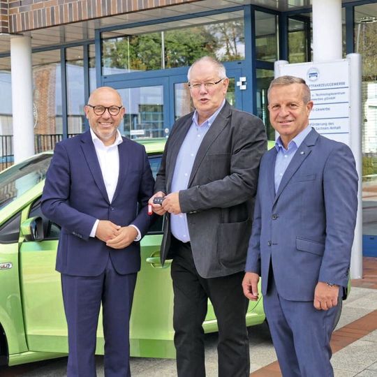 Fahrzeugübergabe: (v. li.) Jens Greibke (Serviceleiter Skoda Deutschland), Uwe Rokosch (BTZ-Leiter) und Thomas Peckruhn (Inhaber Autohaus Liebe und ZDK-Vizepräsident). Fahrzeugübergabe: (v. li.) Jens Greibke (Serviceleiter Skoda Deutschland), Uwe Rokosch (BTZ-Leiter) und Thomas Peckruhn (Inhaber Autohaus Liebe und ZDK-Vizepräsident).