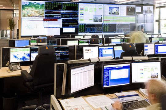 Die Fiducia IT AG, Service-Provider der Volks- und Raiffeisenbanken, betreibt in Karlsruhe zwei Hochsicherheits-Rechenzentren. Im Leitstand wird die IT rund um die Uhr überwacht. Die Fiducia IT AG, Service-Provider der Volks- und Raiffeisenbanken, betreibt in Karlsruhe zwei Hochsicherheits-Rechenzentren. Im Leitstand wird die IT rund um die Uhr überwacht.