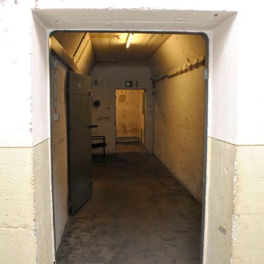 Dort, wo heute neue VWs entstehen, besser gesagt unter dem Presswerk, beherbergt eine alte Bunkeranlage die sogenannte „Erinnerungsstätte“. Dort, wo heute neue VWs entstehen, besser gesagt unter dem Presswerk, beherbergt eine alte Bunkeranlage die sogenannte „Erinnerungsstätte“.