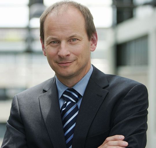 Vom Westen der USA in den Westen der BRD: Der Physiker Dr. Constantin Häfner forschte bis jetzt in Kalifornien, übernimmt aber ab November 2019 die Geschicke des Fraunhofer-Instituts für Lasertechnik ILT in Aachen. Vom Westen der USA in den Westen der BRD: Der Physiker Dr. Constantin Häfner forschte bis jetzt in Kalifornien, übernimmt aber ab November 2019 die Geschicke des Fraunhofer-Instituts für Lasertechnik ILT in Aachen.