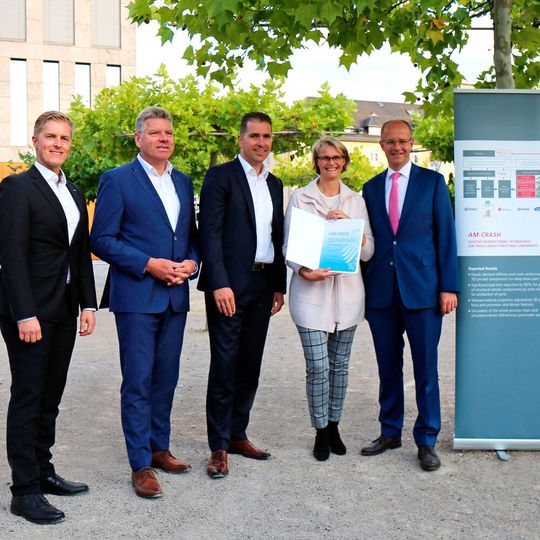 EDAG erhält BMBF-Förderung für deutsch-polnisches Forschungsprojekt „AM-Crash“: (v.l.n.r.) Richard Kordaß (EDAG), Dr.-Ing. Martin Hillebrecht (EDAG), Holger Merz (EDAG CFO), BMin Anja Karliczek, MdB Michael Brand EDAG erhält BMBF-Förderung für deutsch-polnisches Forschungsprojekt „AM-Crash“: (v.l.n.r.) Richard Kordaß (EDAG), Dr.-Ing. Martin Hillebrecht (EDAG), Holger Merz (EDAG CFO), BMin Anja Karliczek, MdB Michael Brand