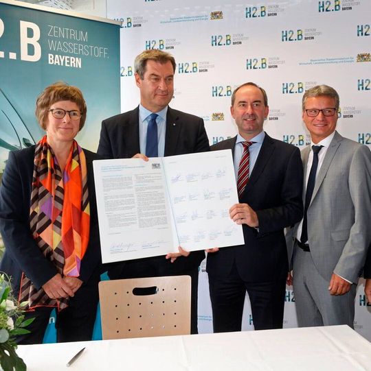 Am 5. September 2019 wurde das Zentrum Wasserstoff.Bayern (H2.B) zur Entwicklung und Umsetzung der bayerischen Wasserstoffstrategie gegründet. Am 5. September 2019 wurde das Zentrum Wasserstoff.Bayern (H2.B) zur Entwicklung und Umsetzung der bayerischen Wasserstoffstrategie gegründet.