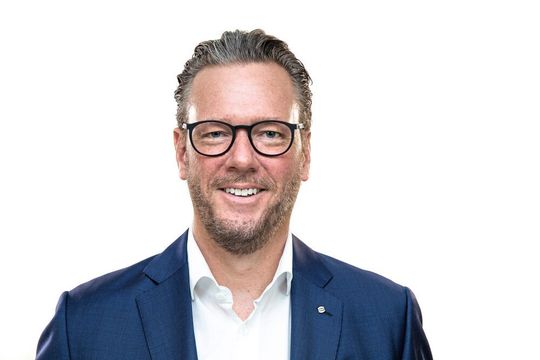Patentstreit: Der Streit geht um einen Halterahmen von Harting. CEO Philip Harting freut sich über die positive Entscheidung des Landgerichts Düsseldorf. Patentstreit: Der Streit geht um einen Halterahmen von Harting. CEO Philip Harting freut sich über die positive Entscheidung des Landgerichts Düsseldorf.