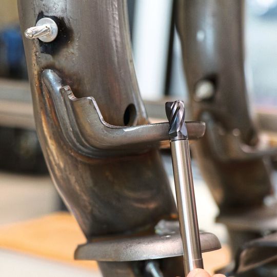 Dank der individuell freigedrehten Verlängerungen des modularen Werkzeugsystems Duo-Lock können die Fertigungstechniker in Büren Langlöcher in einem gabelförmigen Werkstück problemlos fräsen. Dank der individuell freigedrehten Verlängerungen des modularen Werkzeugsystems Duo-Lock können die Fertigungstechniker in Büren Langlöcher in einem gabelförmigen Werkstück problemlos fräsen.