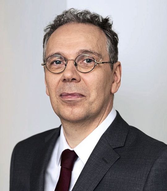 „Positiv ist, dass nun endlich auch auf europäischer Ebene Bewegung in die Diskussion um die EU-Medizinprodukte-Verordnung kommt. Es muss sichergestellt werden, dass durch ein funktionierendes Regelwerk alle Produkte zeitgerecht zertifiziert sein können“, sagt der BV-Med-Geschäftsführer Dr. Marc-Pierre Möll. „Positiv ist, dass nun endlich auch auf europäischer Ebene Bewegung in die Diskussion um die EU-Medizinprodukte-Verordnung kommt. Es muss sichergestellt werden, dass durch ein funktionierendes Regelwerk alle Produkte zeitgerecht zertifiziert sein können“, sagt der BV-Med-Geschäftsführer Dr. Marc-Pierre Möll.