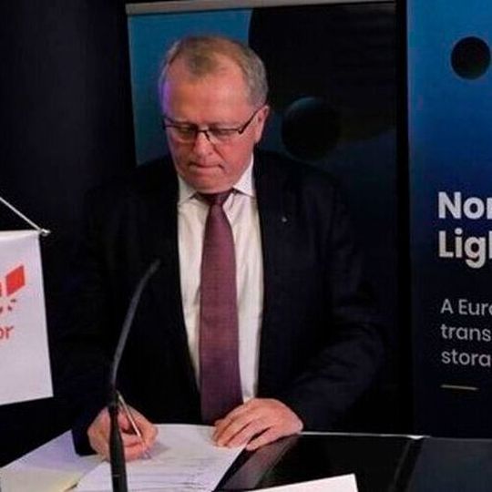Air Liquide signs a MOU with Equinor and its partners (Shell and Total) to explore collaboration in a CO2 capture and storage project, Northern Lights. Air Liquide signs a MOU with Equinor and its partners (Shell and Total) to explore collaboration in a CO2 capture and storage project, Northern Lights.