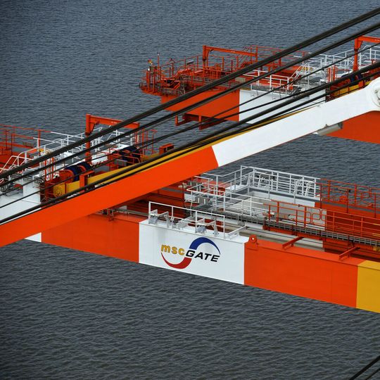 Die neuen Containerbrücken sollen zwei ältere und kleinere Brücken in Bremerhaven ersetzen. Die neuen Containerbrücken sollen zwei ältere und kleinere Brücken in Bremerhaven ersetzen.