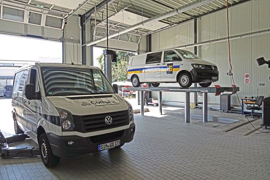 In der neu gebauten Halle des Autohauses Röder finden die Mechaniker optimale Bedingungen für den Nutzfahrzeugservice vor. In der neu gebauten Halle des Autohauses Röder finden die Mechaniker optimale Bedingungen für den Nutzfahrzeugservice vor.