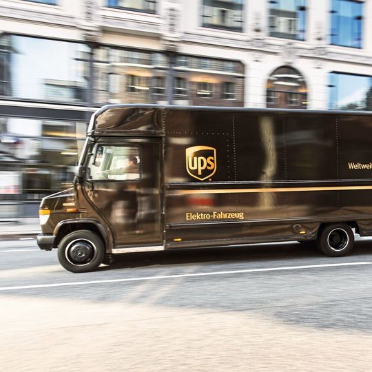 E-Fahrzeug von UPS: Das Unternehmen wurde Anfang des Jahres vom CDP (ehemals als Carbon Disclosure Project bekannt) als weltweites Leuchtturm-Beispiel für seine firmeninternen Bemühungen im Kampf gegen den Klimawandel ausgezeichnet. E-Fahrzeug von UPS: Das Unternehmen wurde Anfang des Jahres vom CDP (ehemals als Carbon Disclosure Project bekannt) als weltweites Leuchtturm-Beispiel für seine firmeninternen Bemühungen im Kampf gegen den Klimawandel ausgezeichnet.