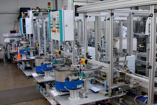 Die modular aufgebaute Sondermaschine von SMR zur Montage von Ventilen. Bilder: Verfasser Die modular aufgebaute Sondermaschine von SMR zur Montage von Ventilen. Bilder: Verfasser