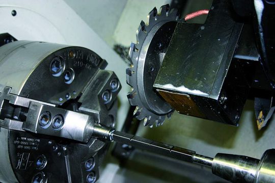 Bild 1: Bearbeitungssituation in der CNC-Drehmaschine mit Revolver und angetriebenen Werkzeugen. Im Bild ist der Iscar-Scheibenfräser mit Self-Grip-Schneideinsätzen aus der Hartmetallsorte IC 328 zu sehen. Bild 1: Bearbeitungssituation in der CNC-Drehmaschine mit Revolver und angetriebenen Werkzeugen. Im Bild ist der Iscar-Scheibenfräser mit Self-Grip-Schneideinsätzen aus der Hartmetallsorte IC 328 zu sehen.