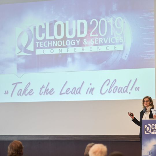 »TAKE THE LEAD IN CLOUD!« Unter diesem Motto eröffnet Daniela Schilling, Leiterin der Vogel IT-Akademie, die CLOUD Con 2019. »TAKE THE LEAD IN CLOUD!« Unter diesem Motto eröffnet Daniela Schilling, Leiterin der Vogel IT-Akademie, die CLOUD Con 2019.
