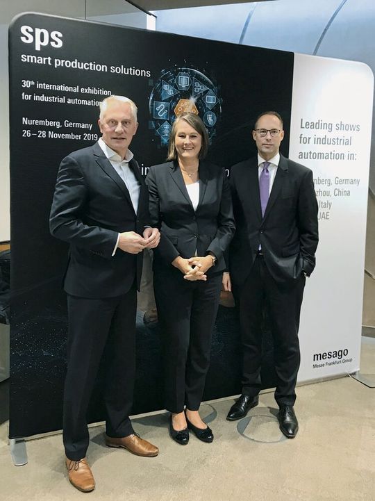 v.l. Martin Roschkowski, President Mesago Messe Frankfurt, Sylke Schulz-Metzner, Vice President SPS, Mesago Messe Frankfurt, und Christian Wolf, Geschäftsführer Hans Turck sowie Ausstellerbeiratsvorsitzender SPS, informierten über die Konjunkturlage der Automatisierungsbranche sowie über das Messeangebot der SPS 2019. v.l. Martin Roschkowski, President Mesago Messe Frankfurt, Sylke Schulz-Metzner, Vice President SPS, Mesago Messe Frankfurt, und Christian Wolf, Geschäftsführer Hans Turck sowie Ausstellerbeiratsvorsitzender SPS, informierten über die Konjunkturlage der Automatisierungsbranche sowie über das Messeangebot der SPS 2019.