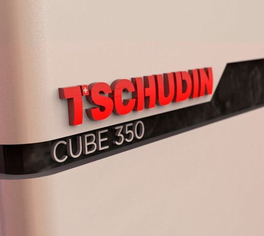 Tschudin lüftet auf der EMO Hannover 2019 das Geheimnis um die neue spitzenlose Außenrund-Schleifmaschine Cube 350. Sie besteche durch Eleganz in Kombination mit Funktionaliät und Produktivität auf kompaktem Raum. Ort der Enthüllung ist die Halle 11 am Stand B37. Tschudin lüftet auf der EMO Hannover 2019 das Geheimnis um die neue spitzenlose Außenrund-Schleifmaschine Cube 350. Sie besteche durch Eleganz in Kombination mit Funktionaliät und Produktivität auf kompaktem Raum. Ort der Enthüllung ist die Halle 11 am Stand B37.