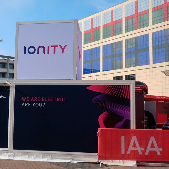 Ionity ist auf der IAA auf dem Außengelände groß vertreten. Ionity ist auf der IAA auf dem Außengelände groß vertreten.