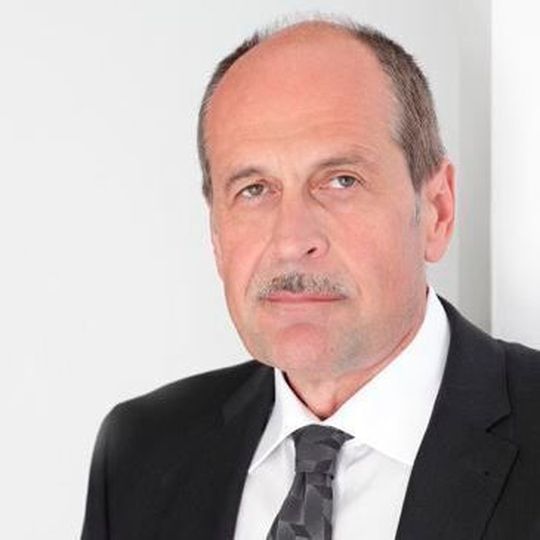 Wie wird eine mechanische Komponente digital? Am Beispiel der Wägezelle wird Georg Angelov von Siemens zeigen, welche Möglichkeiten die Digitalisierung für das Schüttgut-Handling bietet. Wie wird eine mechanische Komponente digital? Am Beispiel der Wägezelle wird Georg Angelov von Siemens zeigen, welche Möglichkeiten die Digitalisierung für das Schüttgut-Handling bietet.