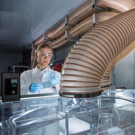Eramet, BASF und Suez kooperieren für die Entwicklung eines innovativen Kreislaufsystems für das Recycling von Lithium-Ionen-Batterien. Eramet, BASF und Suez kooperieren für die Entwicklung eines innovativen Kreislaufsystems für das Recycling von Lithium-Ionen-Batterien.