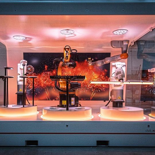 Mit dem club_Kuka, einer einzigartigen Showzelle, präsentiert Kuka auf der EMO seine erste vollautomatische Roboter-Band. Mit dem club_Kuka, einer einzigartigen Showzelle, präsentiert Kuka auf der EMO seine erste vollautomatische Roboter-Band.