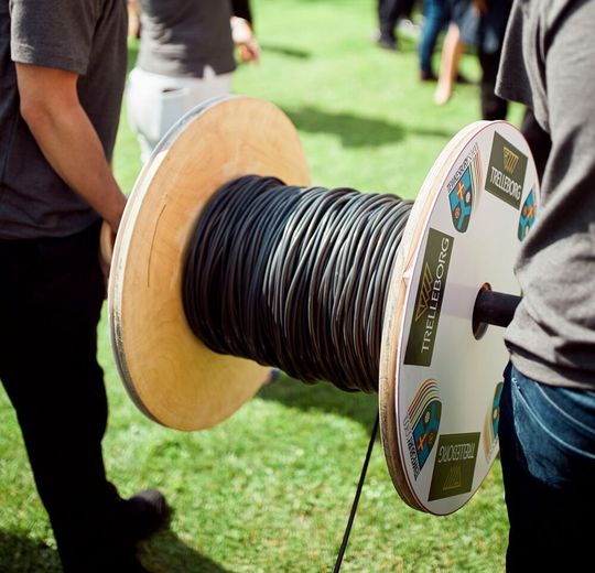 Rekordbelohntes "Ringelspiel": Trelleborg hat in England den weltgrößten O-Ring gefertigt. Das Extrudat, aus dem der Ring geformt wurde, hat eine Länge von 364 m. Das heißt, der fertige O-Ring besitzt einen Durchmesser von gut 116 m. Nun steht er im Guinnes-Buch der Rekorde... Rekordbelohntes "Ringelspiel": Trelleborg hat in England den weltgrößten O-Ring gefertigt. Das Extrudat, aus dem der Ring geformt wurde, hat eine Länge von 364 m. Das heißt, der fertige O-Ring besitzt einen Durchmesser von gut 116 m. Nun steht er im Guinnes-Buch der Rekorde...