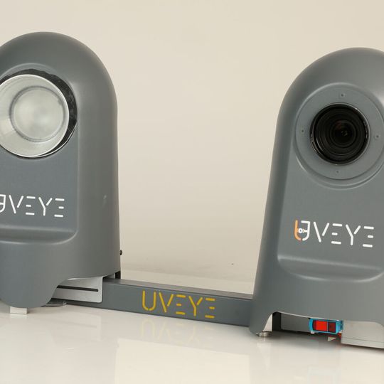 Artemis umfasst zwei Reifenscanner, die rechts und links vom Fahrzeug platziert werden, während es mit einer Geschwindigkeit von bis zu 30 km/h vorbeifährt. Artemis umfasst zwei Reifenscanner, die rechts und links vom Fahrzeug platziert werden, während es mit einer Geschwindigkeit von bis zu 30 km/h vorbeifährt.
