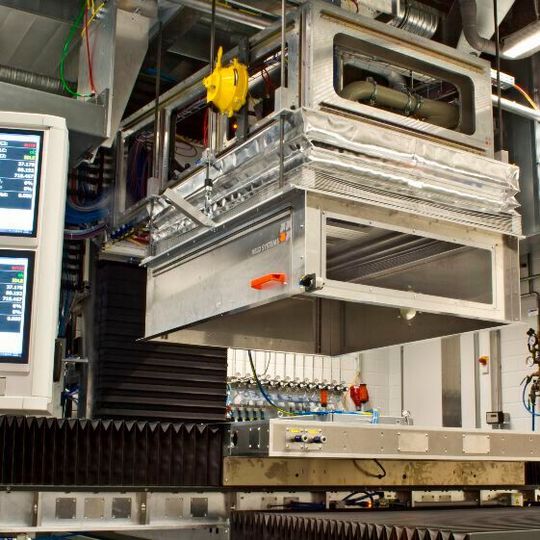 Die Multi-Remote-Anlage (MuReA) des Fraunhofer IWS schweißt, schneidet und strukturiert Bauteile großflächig und produktiv mit Hochleistungslasern. Die entstehenden Partikel und Emissionen werden sicher abgesaugt. CO2-Schneestrahlen reinigen automatisiert die bearbeiteten Oberflächen direkt nach dem Laserprozess. Die Multi-Remote-Anlage (MuReA) des Fraunhofer IWS schweißt, schneidet und strukturiert Bauteile großflächig und produktiv mit Hochleistungslasern. Die entstehenden Partikel und Emissionen werden sicher abgesaugt. CO2-Schneestrahlen reinigen automatisiert die bearbeiteten Oberflächen direkt nach dem Laserprozess.