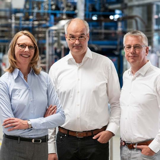 Erfolgreiches Team: Berit Stange, Christoph Gürtler (beide Covestro) und Professor Walter Leitner (RWTH Aachen) sind in der Endrunde für den Deutschen Zukunftspreis (von links). Erfolgreiches Team: Berit Stange, Christoph Gürtler (beide Covestro) und Professor Walter Leitner (RWTH Aachen) sind in der Endrunde für den Deutschen Zukunftspreis (von links).