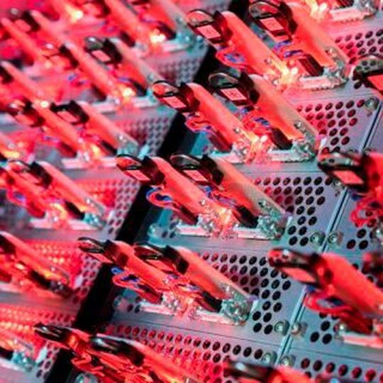 In der Zentralen Konzernforschung von Wacker werden bei konstanter Temperatur Lithium-Ionen-Batterien auf ihre Stabilität geprüft. In der Zentralen Konzernforschung von Wacker werden bei konstanter Temperatur Lithium-Ionen-Batterien auf ihre Stabilität geprüft.