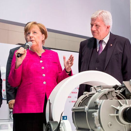 Bundeskanzlerin Angela Merkel und Hessens Ministerpräsident Volker Bouffier eröffneten am Donnerstag offizielle die Automesse IAA 2019 (Archivbild von 2017). Bundeskanzlerin Angela Merkel und Hessens Ministerpräsident Volker Bouffier eröffneten am Donnerstag offizielle die Automesse IAA 2019 (Archivbild von 2017).