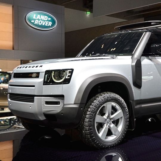 Land Rover zeigt auf der IAA den neuen Defender. Die optischen Anleihen am Original sind nicht zu übersehen. Land Rover zeigt auf der IAA den neuen Defender. Die optischen Anleihen am Original sind nicht zu übersehen.