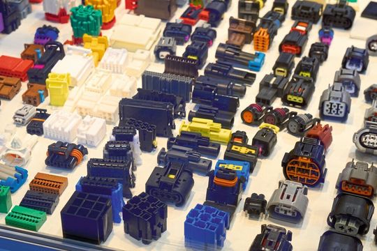 Das mit der Intelect Multi machbare Teilespektrum in Sachen Farb- oder Polymerkombinationen. Außerdem soll sich die energieeffiziente, vollelektrische Spritzgießmaschine nach höchstens 18 Monaten amortisiert haben, verspricht Sumitomo Demag.