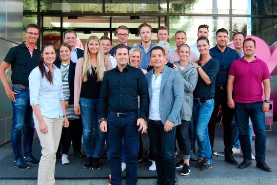 Maik Kynast (1. v. li.) konnte eine große Gruppe junger Nachwuchskräfte auf dem 4. Santander-Zukunftsmacher-Kongress begrüßen.