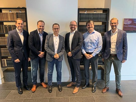 E-Mobilit-Allianz: Thomas Kriete (Weidmüller), Lars Ulbricht (wallbe), Klaus Holterhoff (Weidmüller), Dr. Dominik Freund (wallbe), Jan Trense (enercity) und Ingo Krogmann (enercity) (v.l.n.r.) freuten sich nach der Vertragsunterzeichnung über die zukünftige Zusammenarbeit. E-Mobilit-Allianz: Thomas Kriete (Weidmüller), Lars Ulbricht (wallbe), Klaus Holterhoff (Weidmüller), Dr. Dominik Freund (wallbe), Jan Trense (enercity) und Ingo Krogmann (enercity) (v.l.n.r.) freuten sich nach der Vertragsunterzeichnung über die zukünftige Zusammenarbeit.