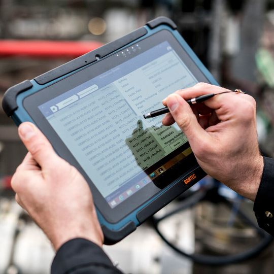 Vorausschauende Wartung von Covestro-Produktionsanlagen wird mithilfe digitaler Werkzeuge wie Tablet-Computern möglich. Vorausschauende Wartung von Covestro-Produktionsanlagen wird mithilfe digitaler Werkzeuge wie Tablet-Computern möglich.