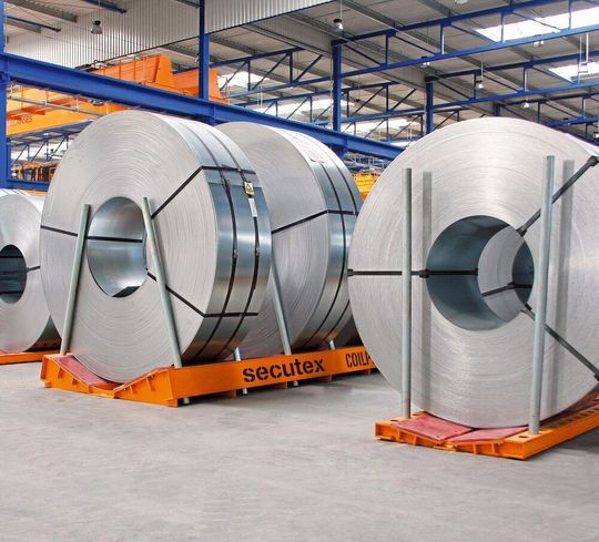 Durch Coilprotect stehen Blechcoils bombenfest. Mit den Varianten Altus, Semi und Premium ist man quasi immer auf der sicheren Seite. Halle 8 am Stand E04 auf der EMO Hannover 2019. Durch Coilprotect stehen Blechcoils bombenfest. Mit den Varianten Altus, Semi und Premium ist man quasi immer auf der sicheren Seite. Halle 8 am Stand E04 auf der EMO Hannover 2019.