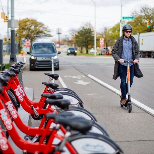 E-Scooter sollen die Innenstädte entlasten. Aber oft ersetzen sie nicht das Auto, sondern Fahrrad und Bus. E-Scooter sollen die Innenstädte entlasten. Aber oft ersetzen sie nicht das Auto, sondern Fahrrad und Bus.