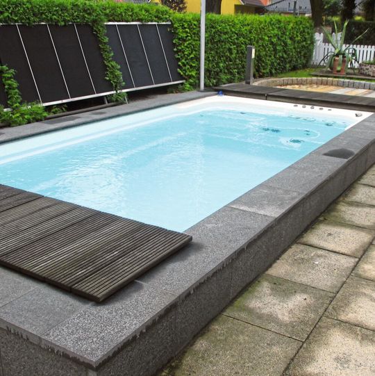 Abb.1: In Swimmingpools muss das Wasser regelmäßig gereinigt werden. Abb.1: In Swimmingpools muss das Wasser regelmäßig gereinigt werden.